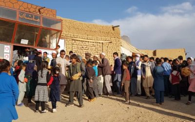 فقر فزاینده در افغانستان؛ یک خبرنگار در بامیان به فقرا«نان گرم» توزیع می‌کند