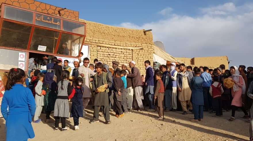فقر فزاینده در افغانستان؛ یک خبرنگار در بامیان به فقرا«نان گرم» توزیع می‌کند