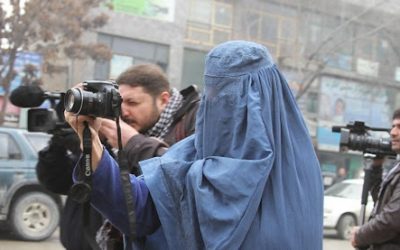 دستورپوشاندن صورت مجریان زن در تلویزیونها ازسوی طالبان؛ متقی به امریکا: زنان افغان با رعایت حجاب مشکلی ندارند