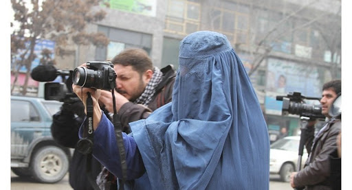 دستورپوشاندن صورت مجریان زن در تلویزیونها ازسوی طالبان؛ متقی به امریکا: زنان افغان با رعایت حجاب مشکلی ندارند