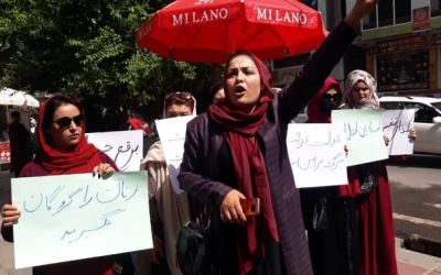 اعتراض خیابانی دختران به تحمیل حجاب اجباری؛«زنان افغانستان در گرو طالبان»