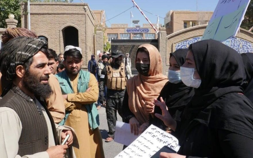 سازمان های بین الملل: جامعه جهانی وکشورها باید برای رفع محدودیت های زنان بر طالبان فشار وارد کنند