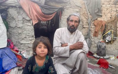 فقر در افغانستان؛ خانواده‌ای در قندهار تلاش می‌کند که جوان‌ترین دخترش را بفروشد