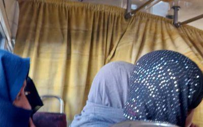 اتوبوس های شهری به دستور طالبان در وسط اتوبوس میان مردان و زنان پرده آویزان کردند