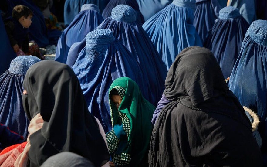 گروه بین المللی بحران: محدویت های طالبان بر حقوق زنان، بحران افغانستان را عمیق تر می سازد