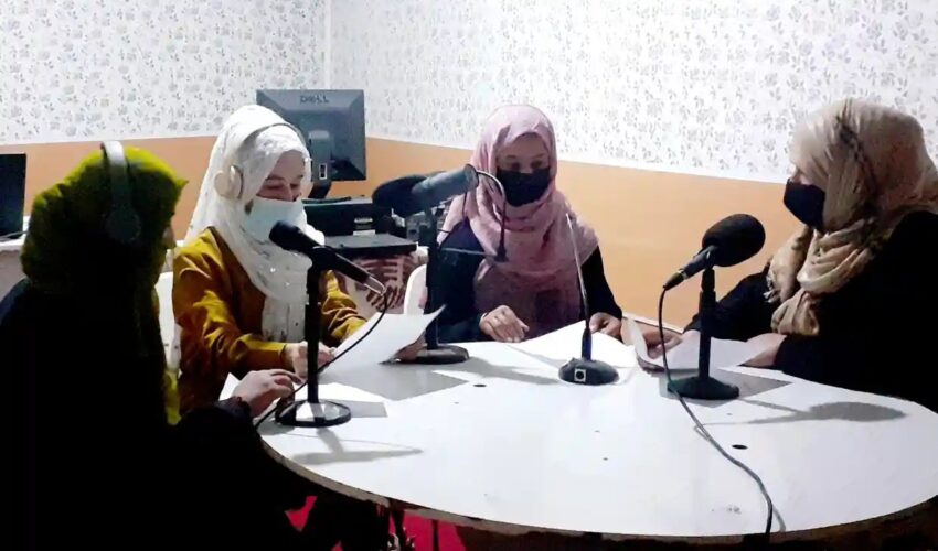 طالبان تماس تلفنی دختران با رادیوها و تلویزیون‌های محلی را ممنوع کرد
