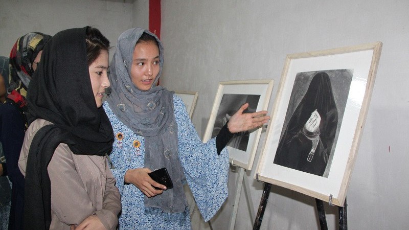 برگزاری نمایشگاه«ناگفته‌های پنسل»؛ خواست دخترانِ محروم از آموزش و تحصیل با زبان هنر نقاشی