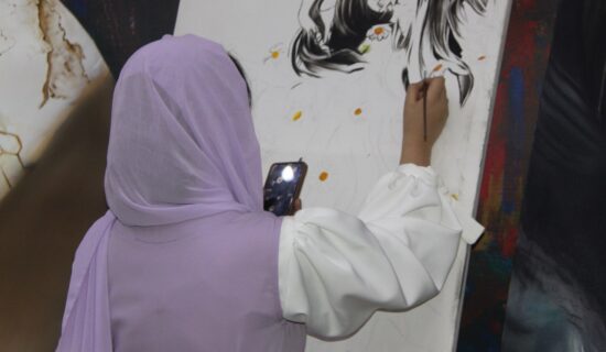 دختران بازمانده از تحصیل؛ به دلیل کاهش فشارهای روحی و روانی به کارهای هنری رو آوردیم