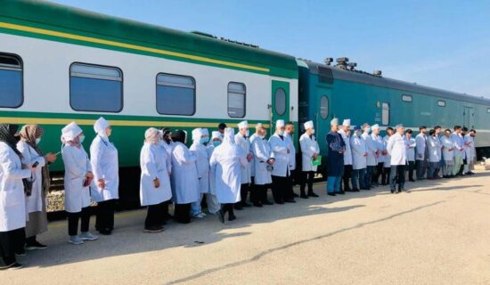 یک تیم صحی با محموله‌یی از کمک‌های بشردوستانه از ازبکستان وارد بلخ شد