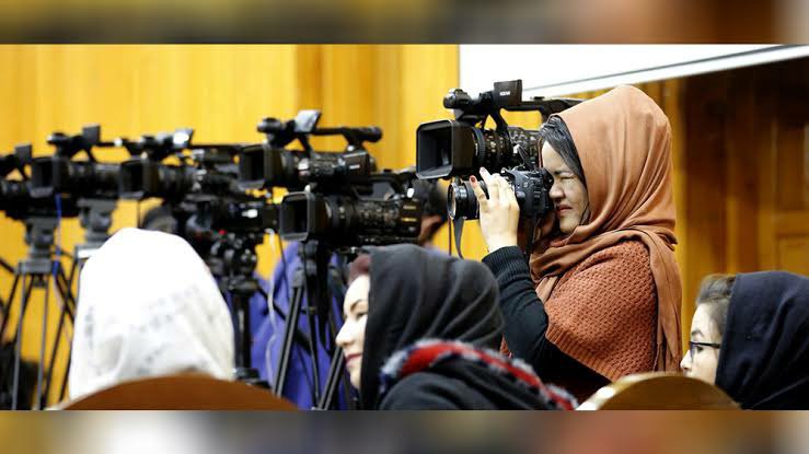 صدا و تصویر خبرنگاران زن در یک نشست خبری قطع شد